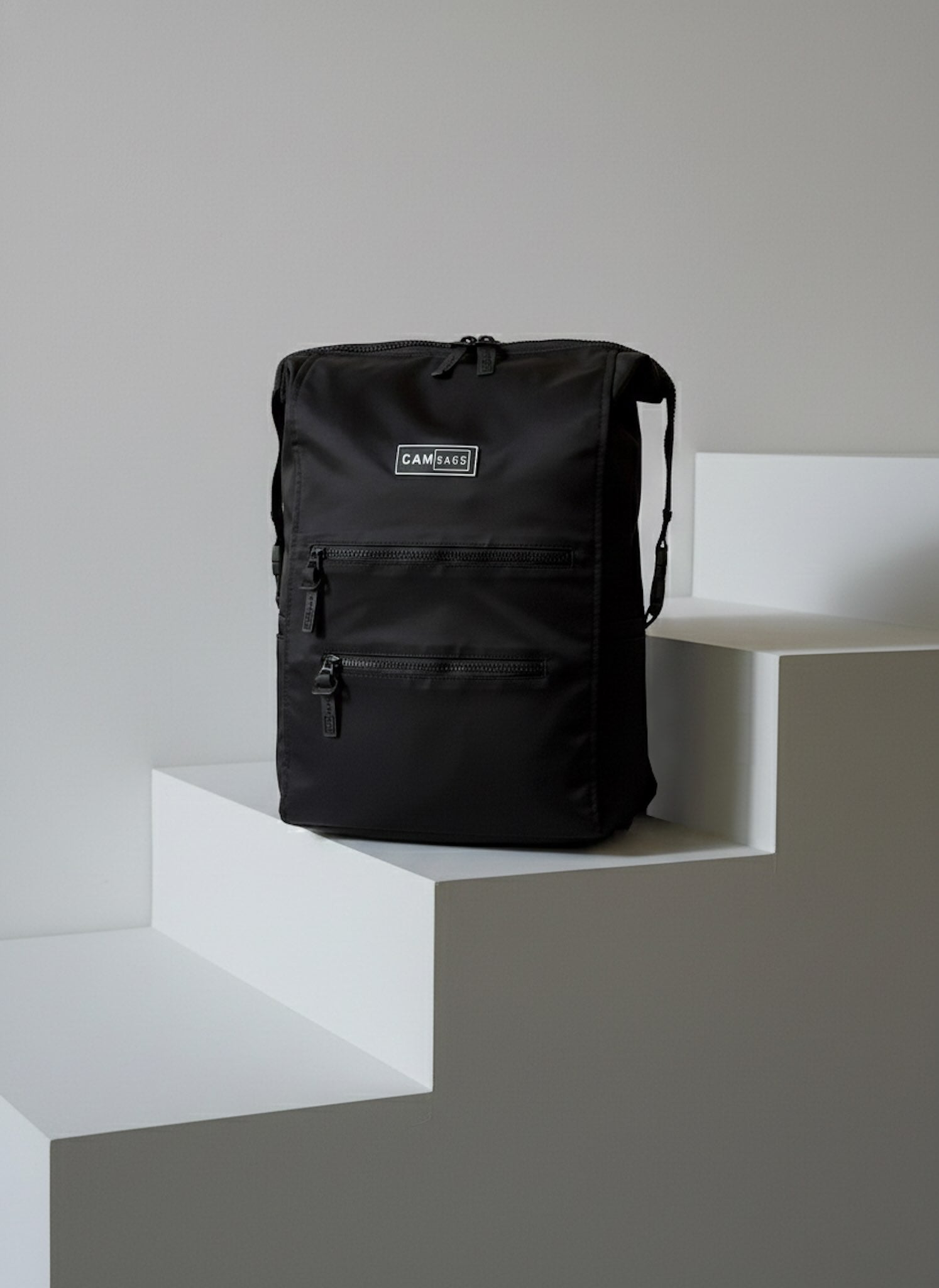 Mochila maternal Cam Bags negra frontal escalera