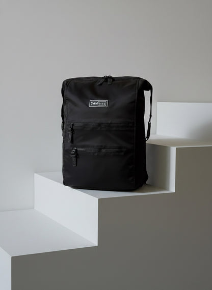 Mochila maternal Cam Bags negra frontal escalera