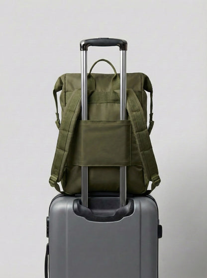Mochila maternal Cam Bags verde sobre equipaje de viaje vista trasera