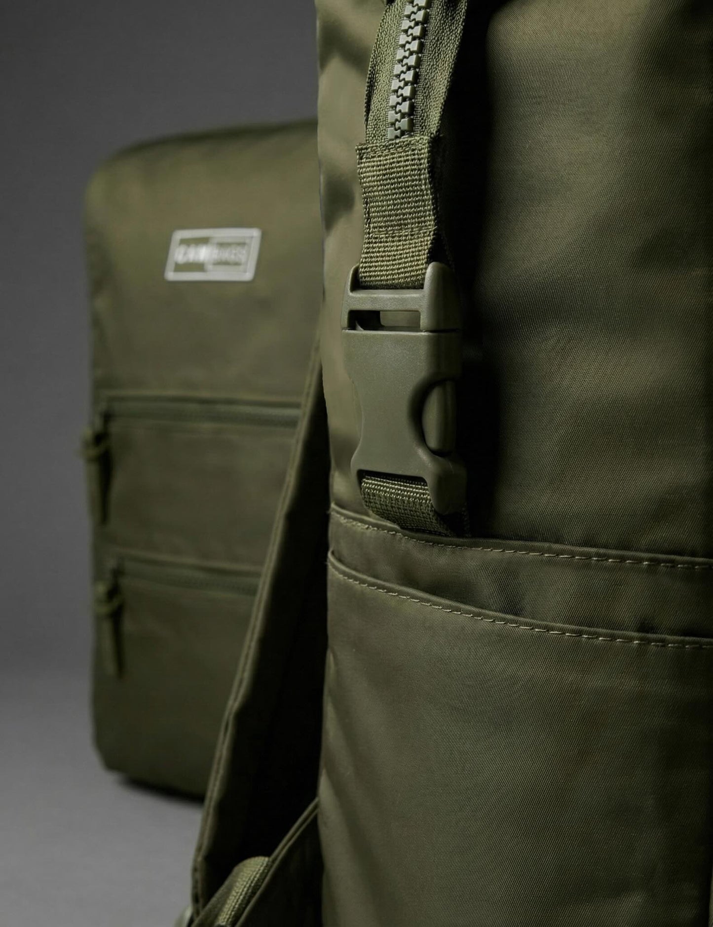 Mochila maternal Cam Bags verde vista detalles clip